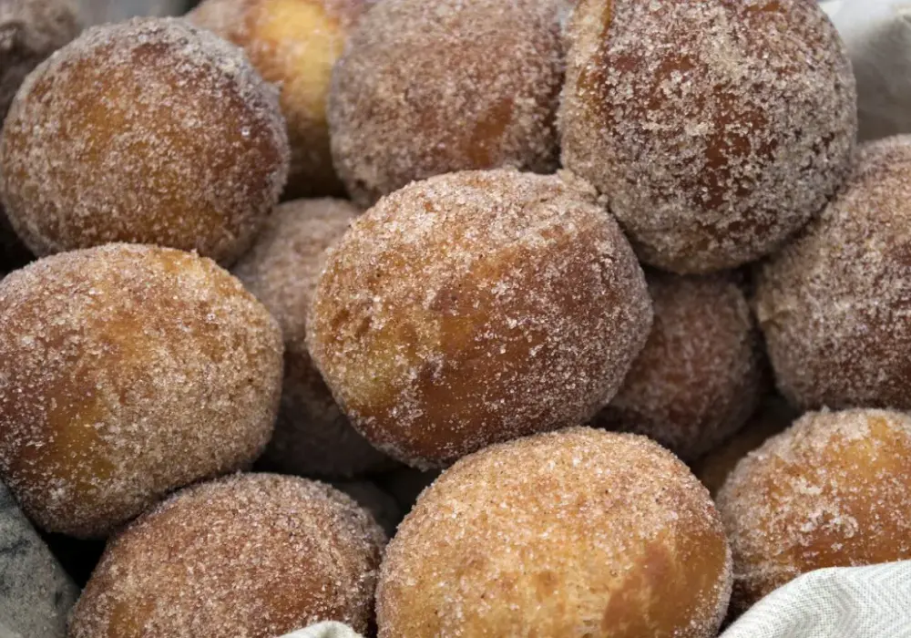 Pączki z ziemniakami - przepis Ewy Wachowicz. Miękkie i świeże!