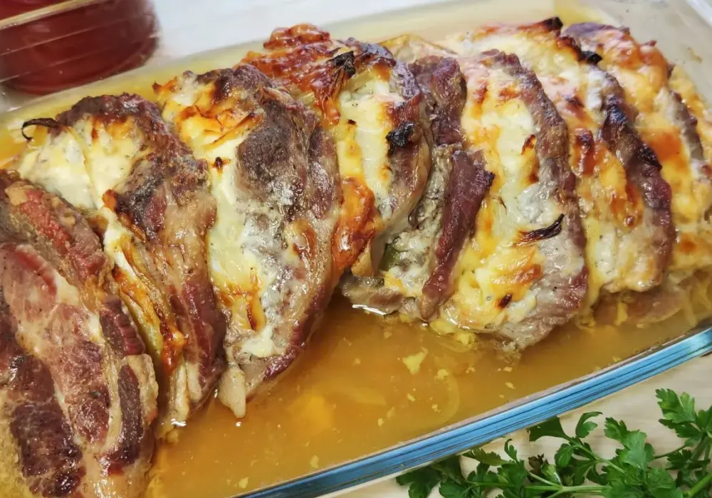 Karkówka pieczona w plastrach z cebulą - Zawsze soczysta!