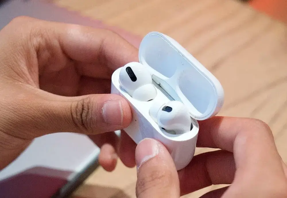 Dlaczego jedna słuchawka AirPods gra ciszej? Oto możliwe przyczyny