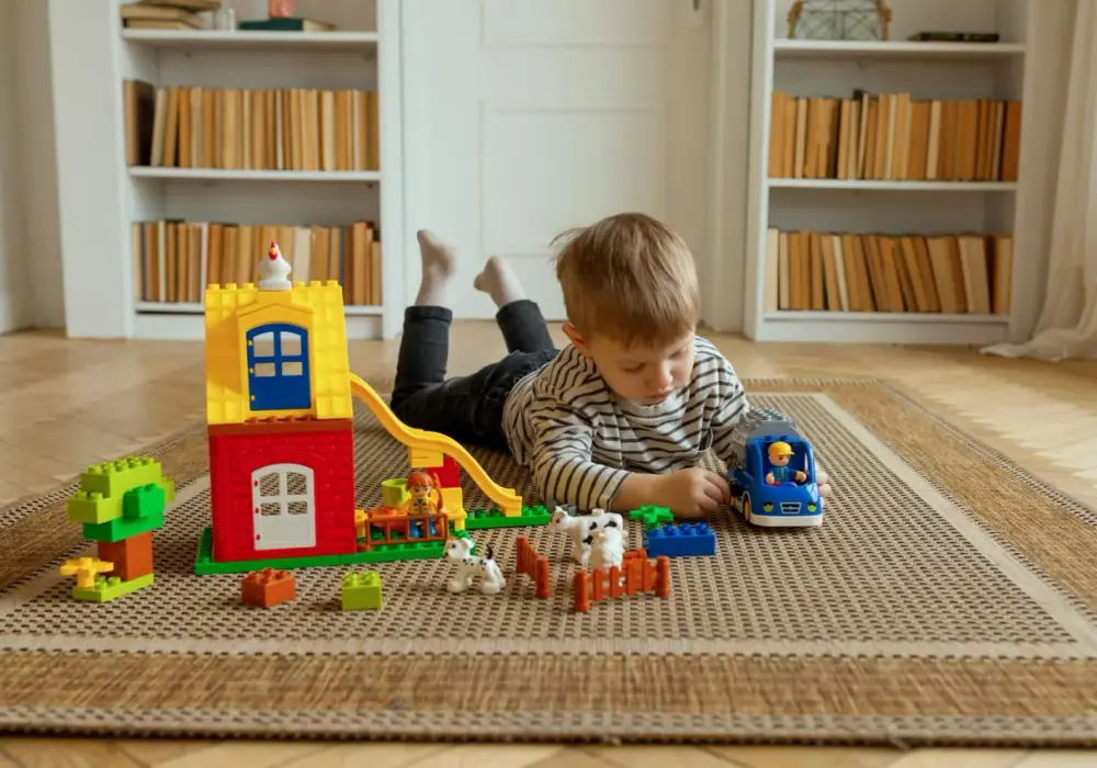 Najlepsze zabawki edukacyjne dla 2-3 latka: jak wybrać klocki, które wspierają rozwój i samodzielną zabawę