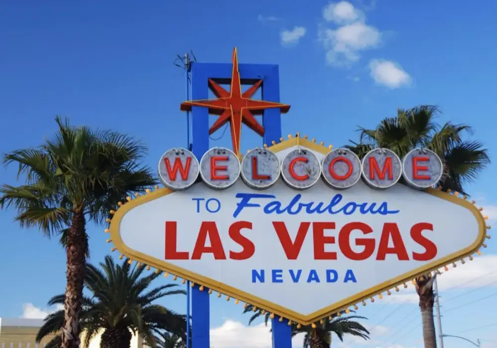 Samolotem do rozrywkowych stolic: Najlepsze połączenia z Polski do Las Vegas, Makau i Monte Carlo