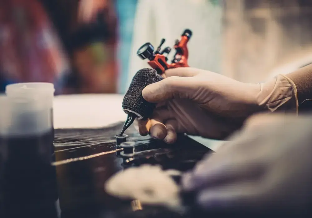 Czy tatuaż na nadgarstku boli? Praktyczny przewodnik przed pierwszym tattoo