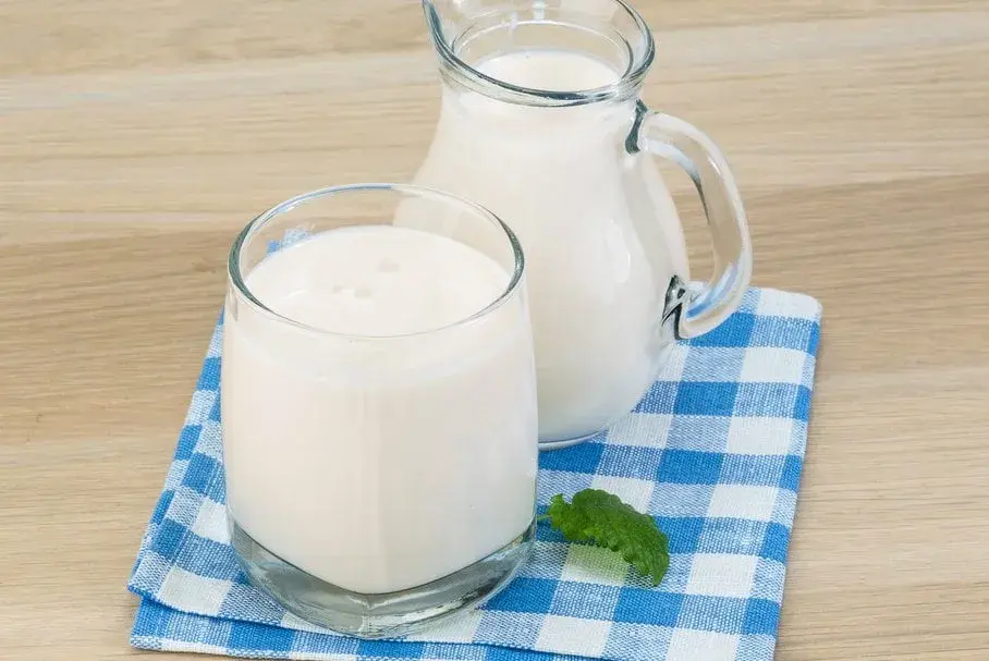 Maślanka czy kefir na odchudzanie – który napój pomoże ci schudnąć szybciej?