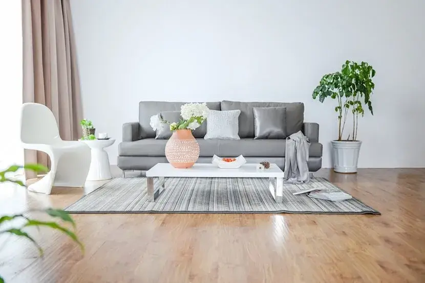 Jak ułożyć dywan w salonie, by stworzyć przytulną przestrzeń?