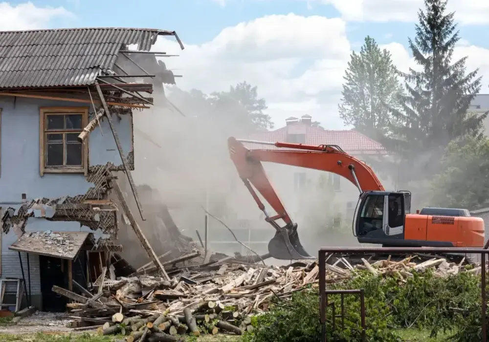 Rozbiórka domu, garażu i dachu - pozwolenie, zgłoszenie i azbest