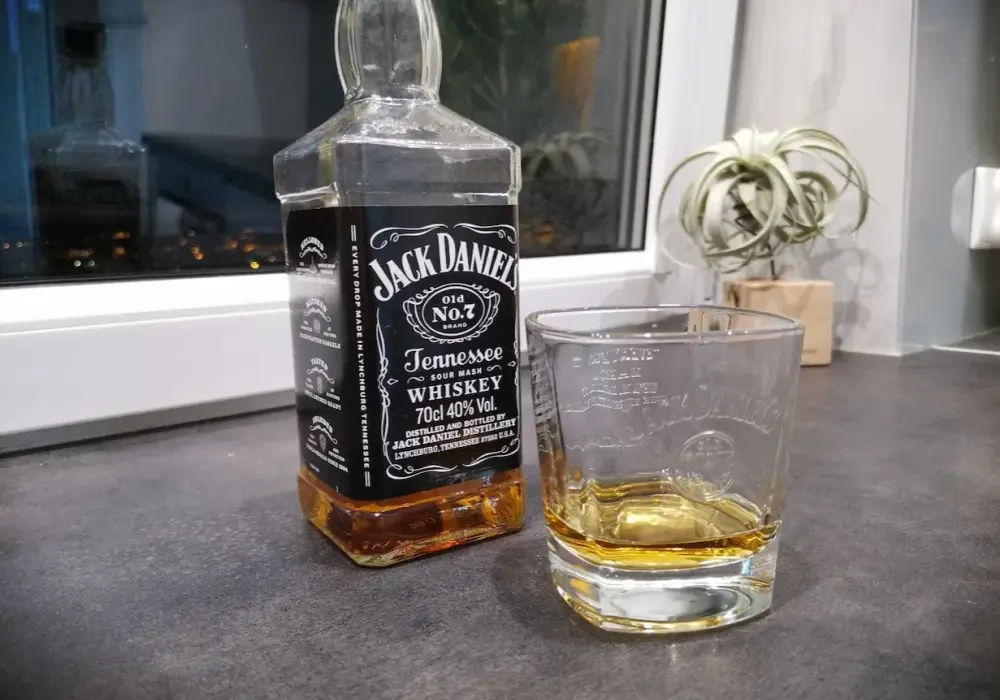 Drinki z Jack Daniel's - Jak zrobić kultowe koktajle w domu?
