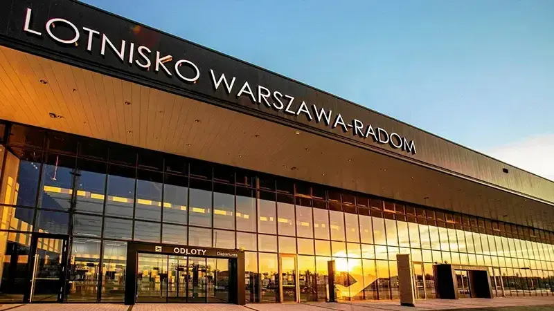 Jak dojechać na lotnisko Warszawa Radom - najlepsze opcje transportu