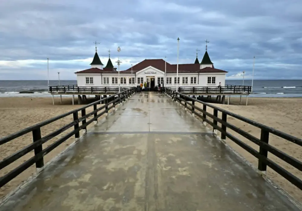 Ahlbeck - molo, promenada i termy na spokojny dzień nad morzem