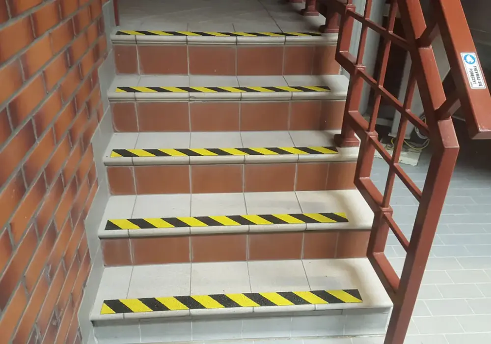 Jak zabezpieczyć śliskie schody zewnętrzne?
