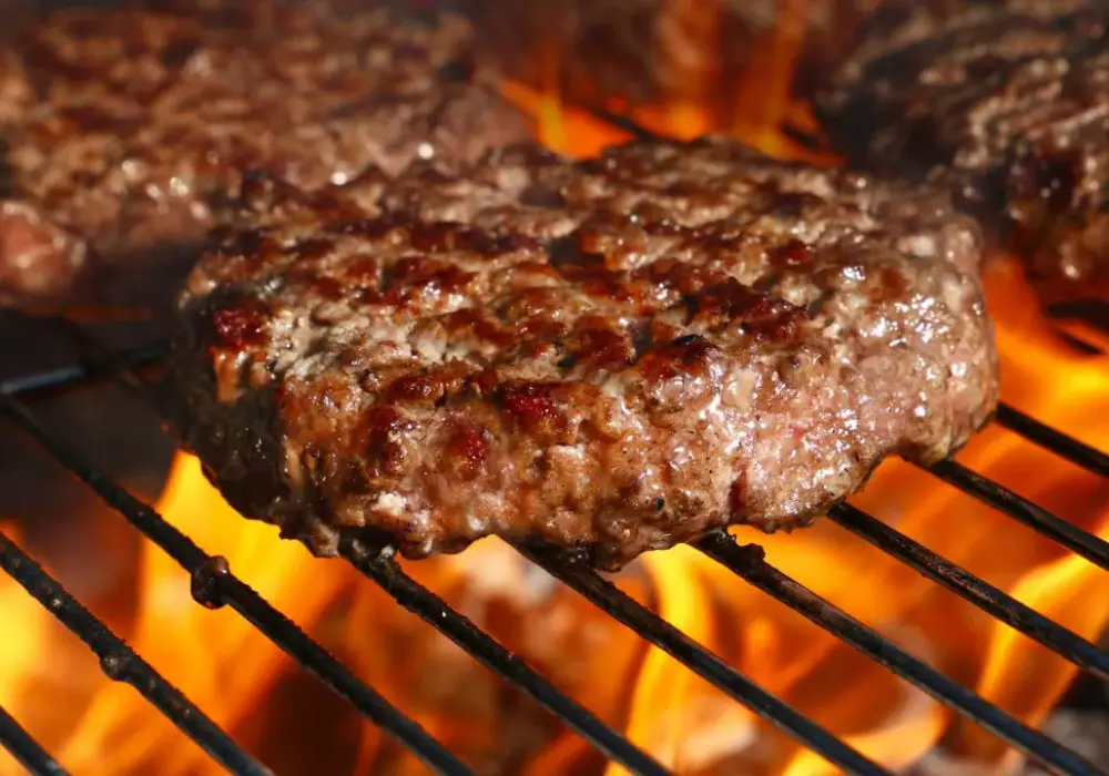 Jak smażyć hamburgery: unikaj tych błędów i osiągnij perfekcję