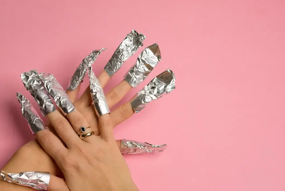 Jak bezpiecznie zdjąć manicure tytanowy w domu? Poradnik