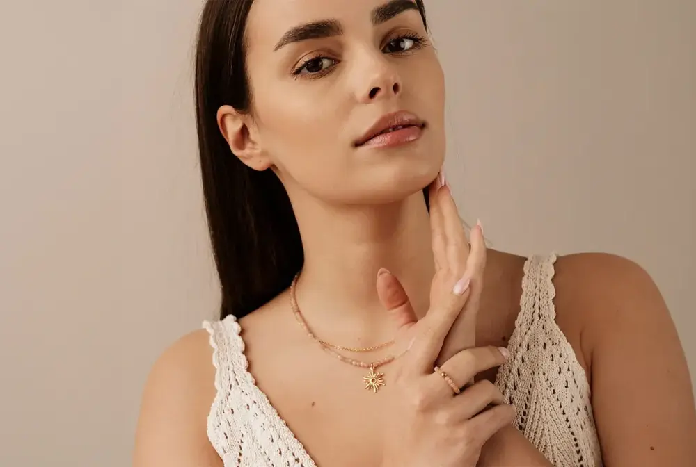 Choker na szyję - jak nosić? Poradnik stylowy i praktyczny