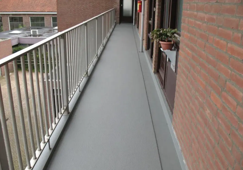 Czym pomalować balkon? Najlepsze farby, które przetrwają warunki atmosferyczne