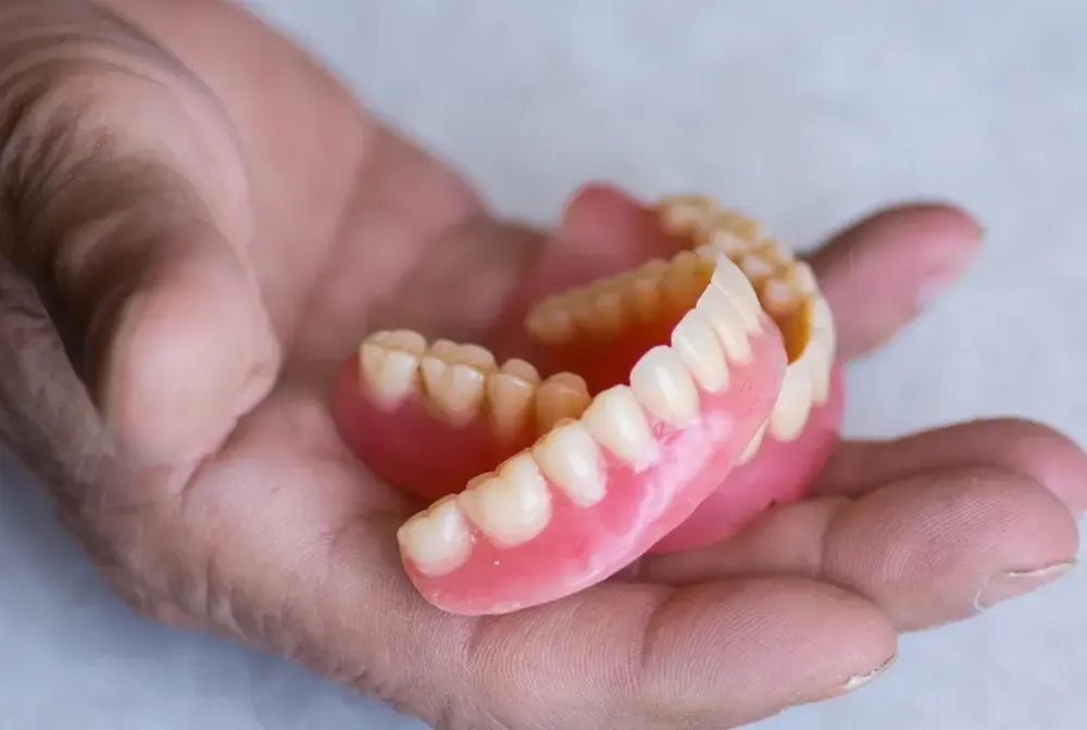 Proteza trzyma za mocno? Jak ją zdjąć bezpiecznie i kiedy do dentysty