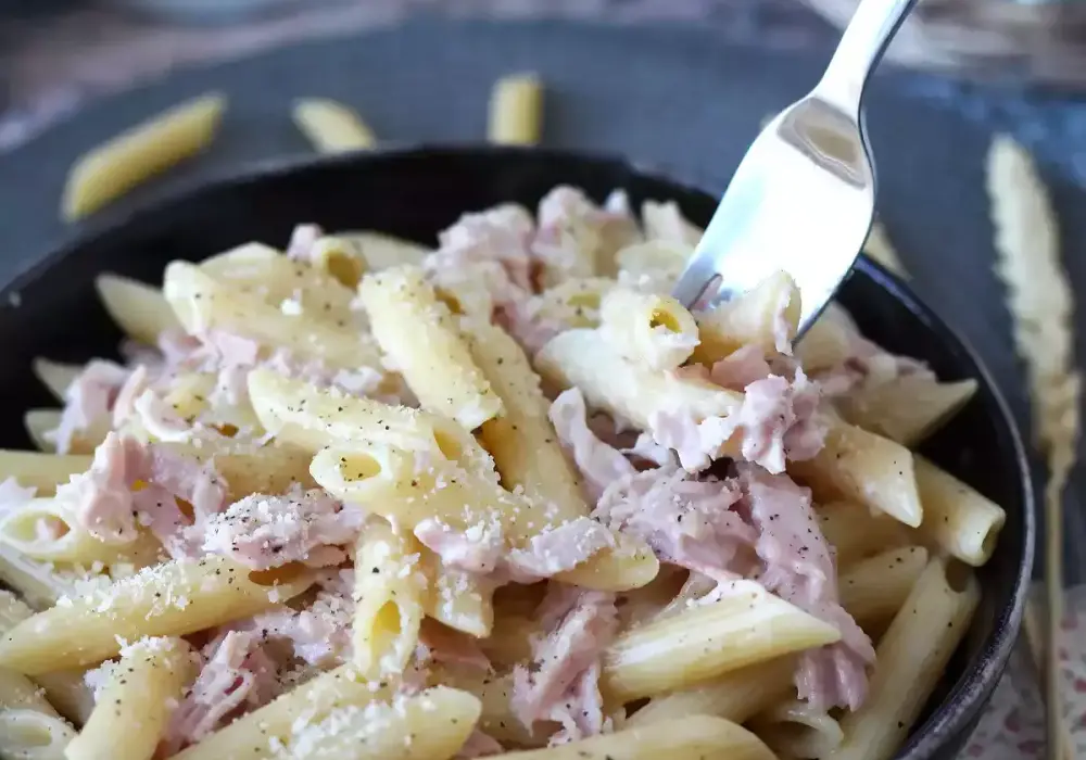 Makaron z szynką parmeńską - idealnie kremowy i szybki obiad