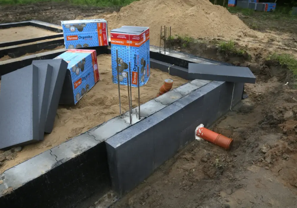 Jak prawidłowo przykleić styropian do fundamentów budynku - materiały i techniki