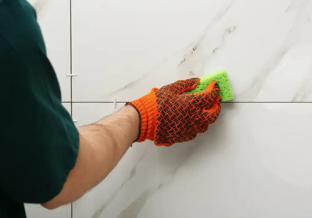 Jak usunąć klej Mamut z płytek? Sprawdzone metody!