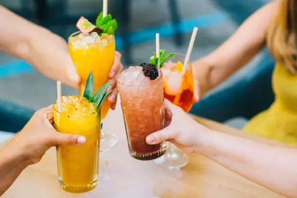 Najlepsze drinki z miętą: orzeźwiające przepisy na koktajle