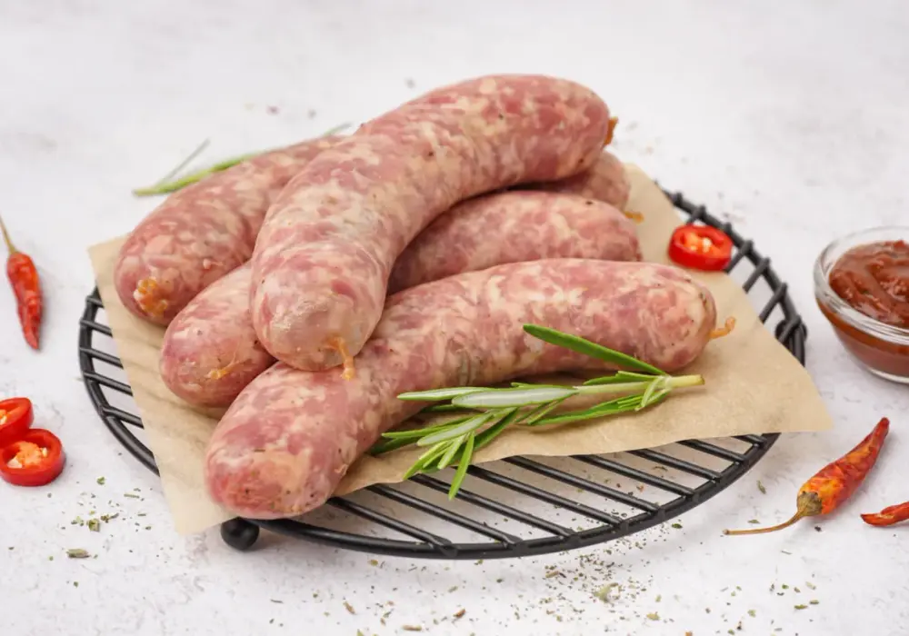 Biała kiełbasa - Ile gotować, by była soczysta i nie pękła?