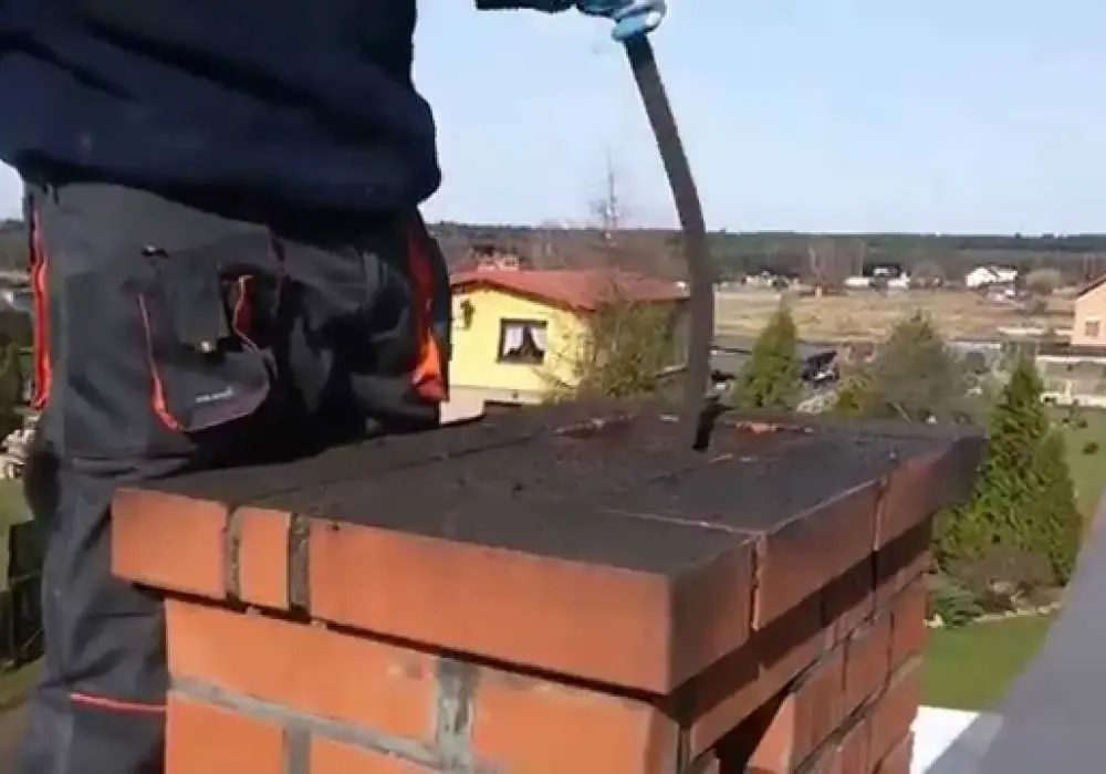 Skuteczne metody na wypalenie sadzy w kominie i zapobieganie pożarom