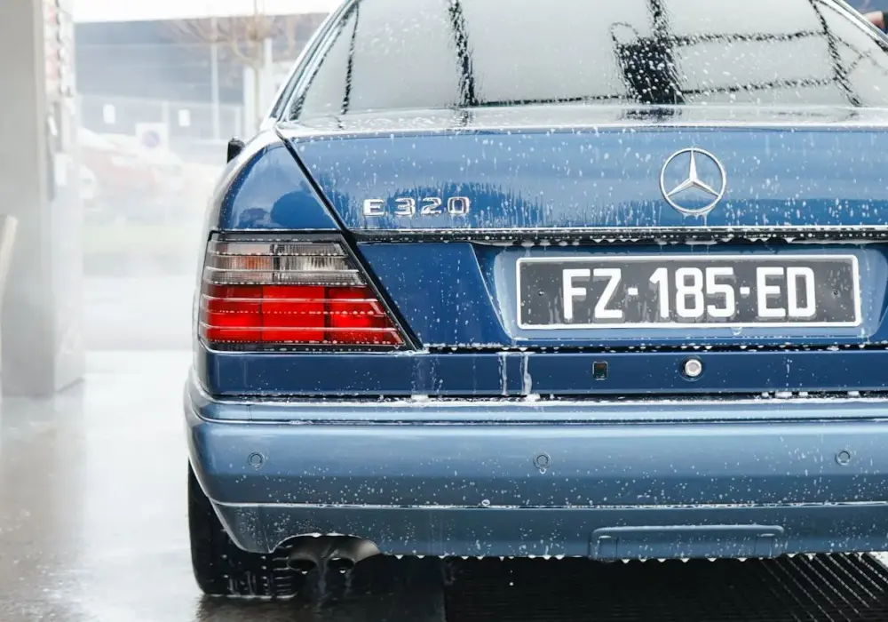 Jak myć auto na myjni? Uniknij błędów i miej lśniący lakier!