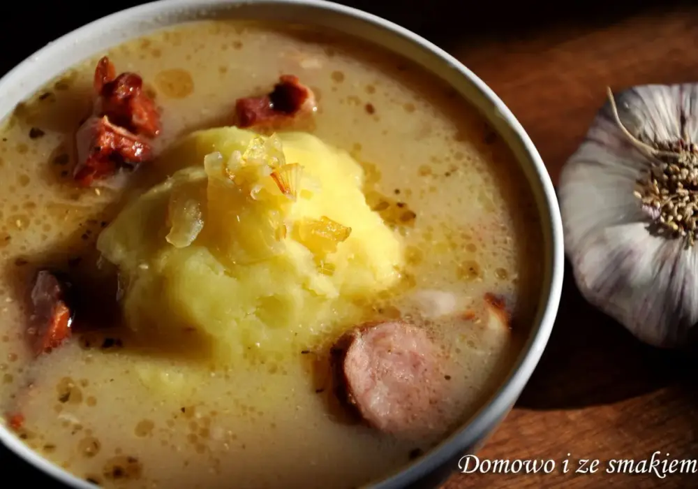Żurek z ziemniakami – przepis idealny. Zrobisz go w 45 min!