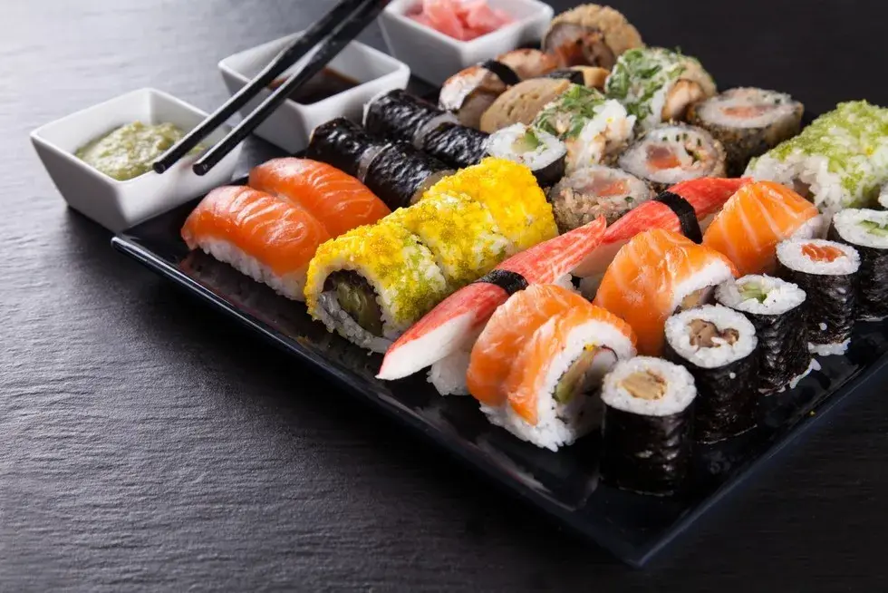 Jak jeść sushi poprawnie: praktyczne porady dla początkujących i etykieta