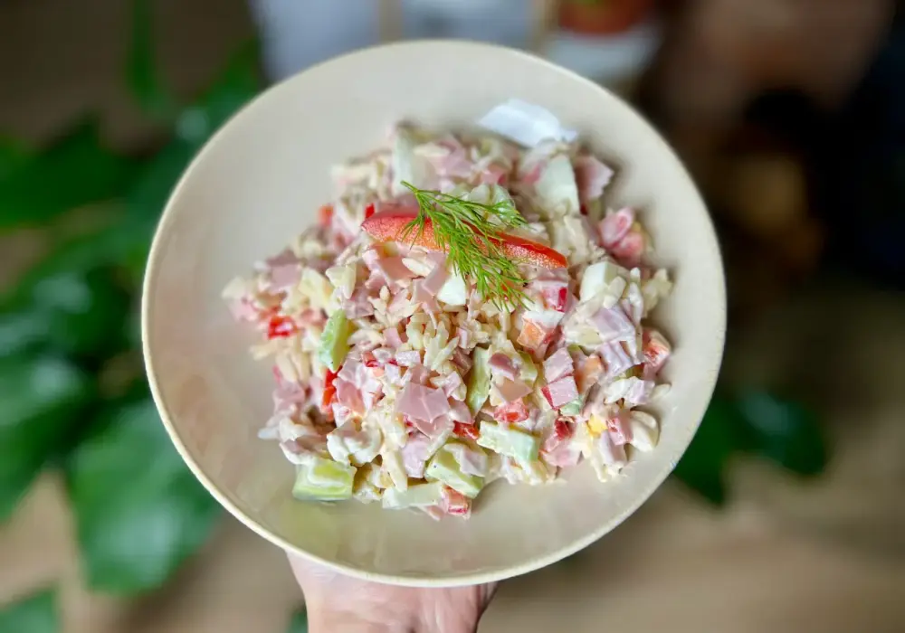 Sałatka z orzo i szynką - Prosty przepis na lekki obiad