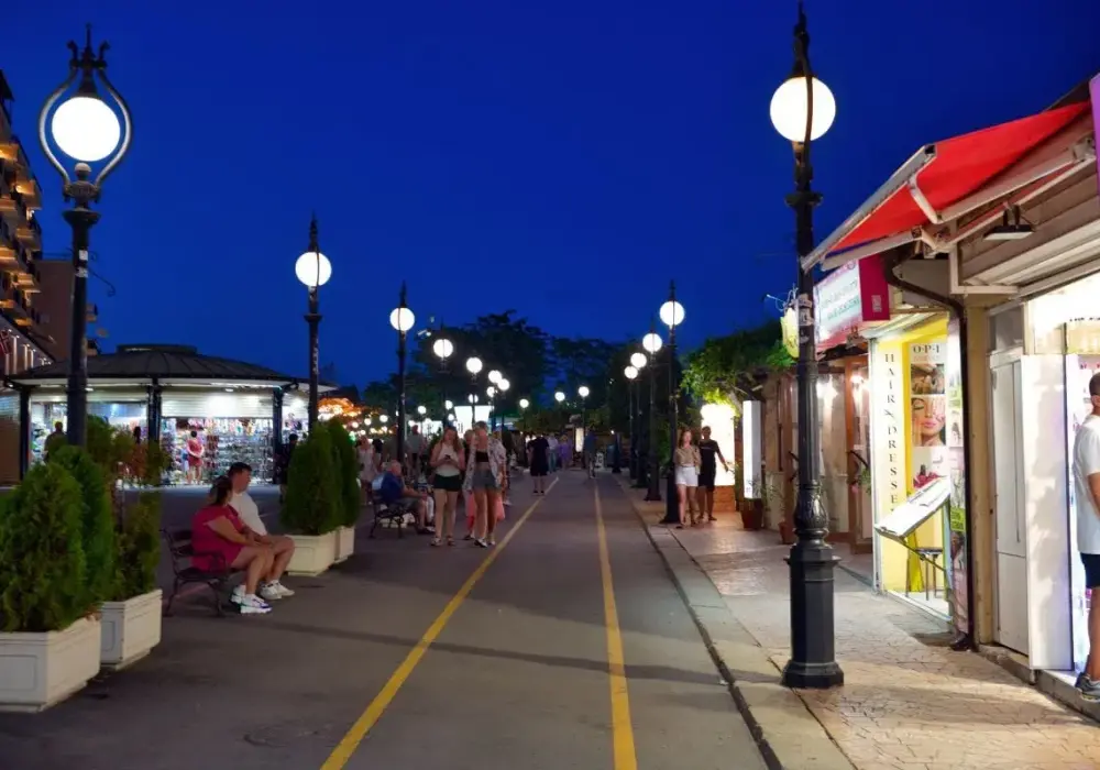Promenada w Złotych Piaskach - kiedy iść, co zobaczyć, gdzie zjeść
