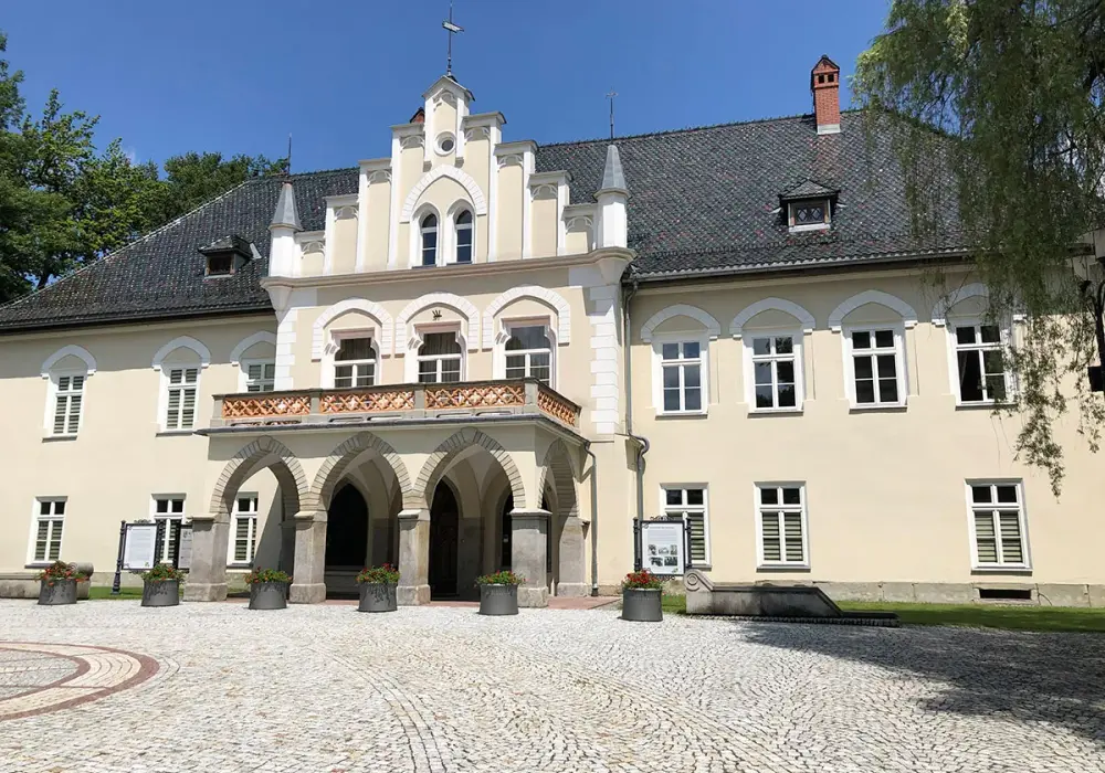 Dwór w Łodygowicach: Forteca, rezydencja, USC. Poznaj historię!