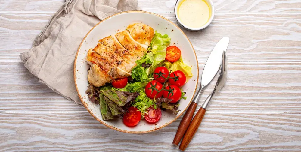 Idealne surówki do piersi z kurczaka, które zachwycą Twoje podniebienie