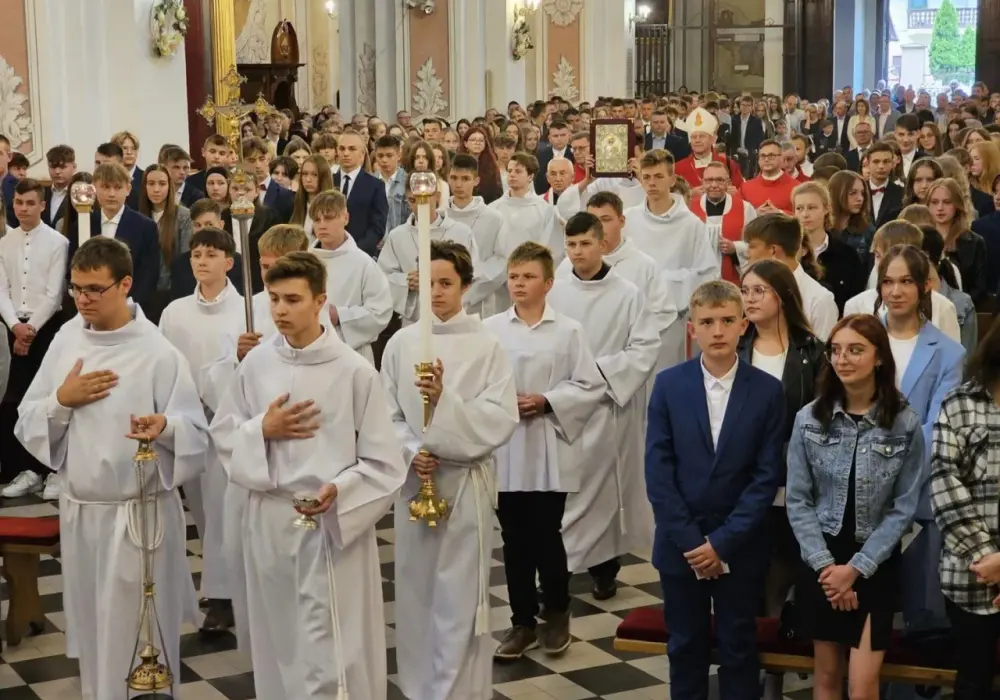 Ile biskup bierze za bierzmowanie? Sprawdź aktualne opłaty i koszty