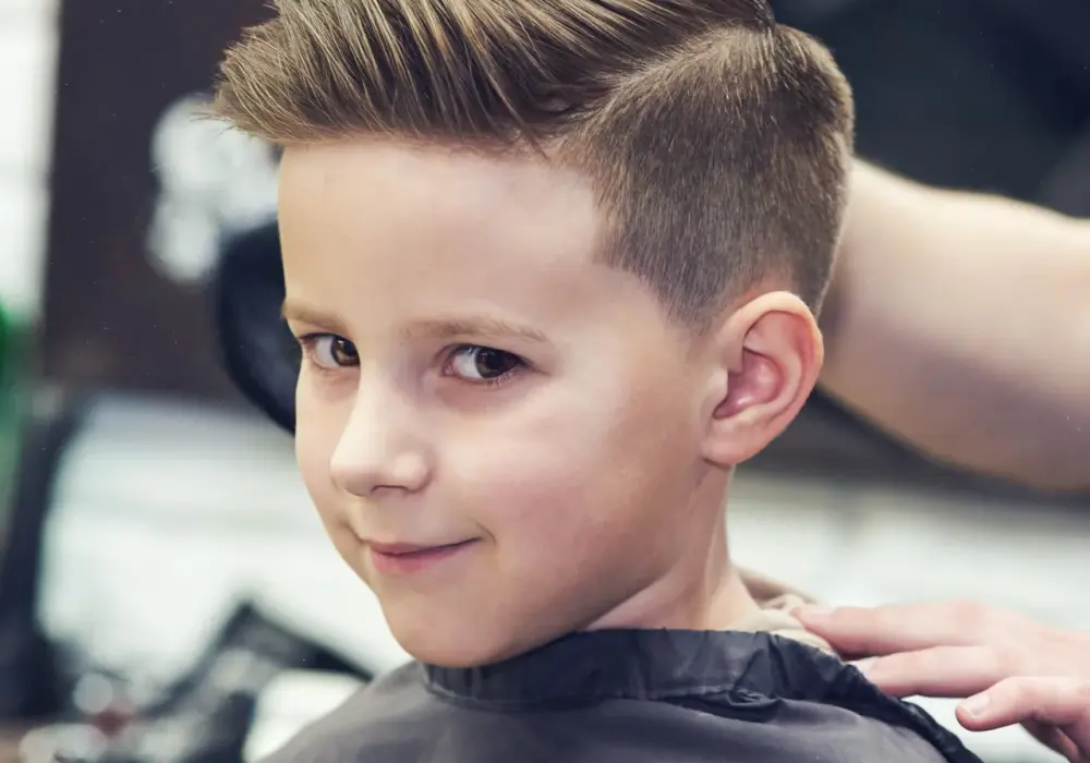Fryzura dla 8-latka: 7 modnych cięć które pokocha Twój syn