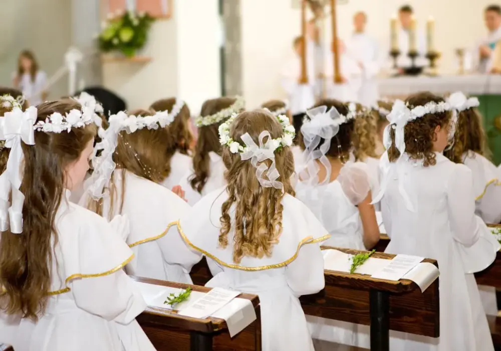 Kiedy komunia święta? Poznaj terminy i zasady w Polsce