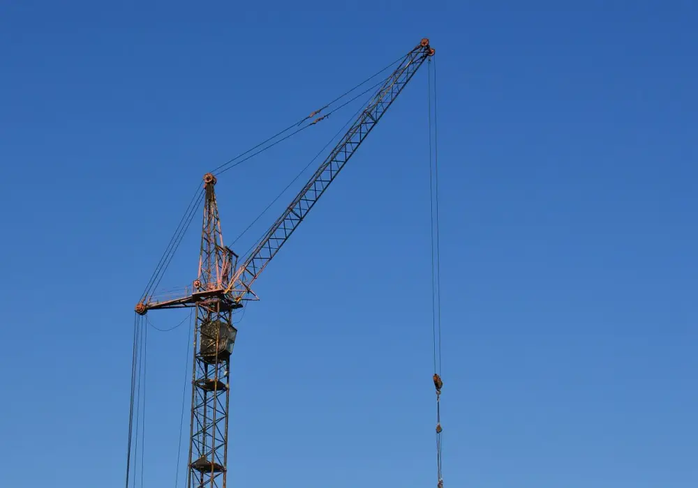 Jak działa dźwig - zrozum mechanizmy i zastosowania w budownictwie