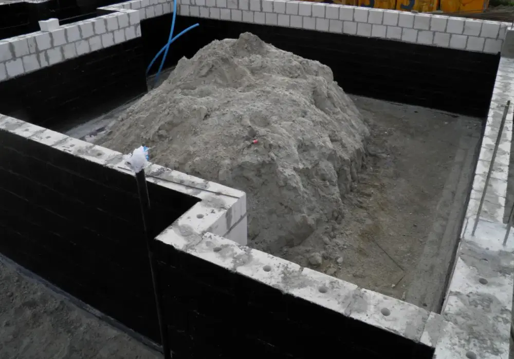 Stabilne fundamenty - czym obsypać z zewnątrz, by nie żałować?