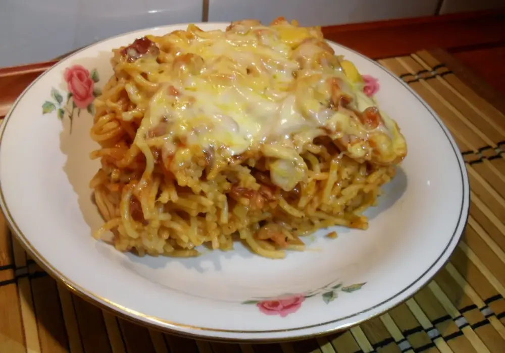 Szybkie spaghetti zapiekane z serem - pyszny przepis na obiad