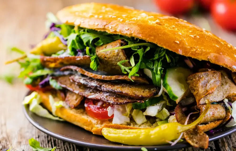 Kebab kalorie: Ile ma Twój ulubiony? Sprawdź składniki!
