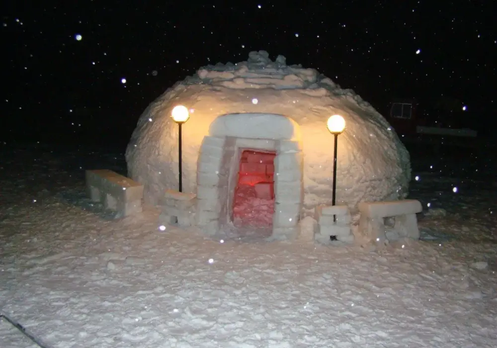 Igloo - Jak powstaje śnieżny dom i dlaczego w środku jest ciepło?