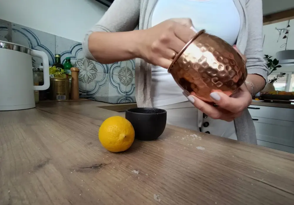 Jak wyczyścić miedziane kubki? Domowe sposoby na przywrócenie blasku
