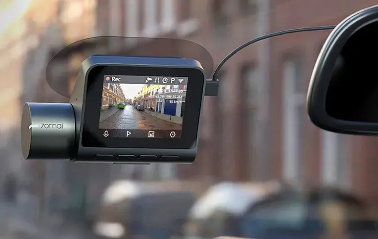 Jak zamontować dashcam w aucie?