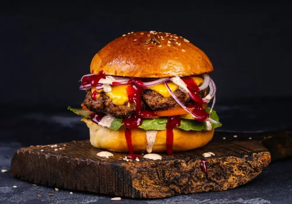 Soczyste burgery z grilla - Jak dobrać mięso i uniknąć błędów?