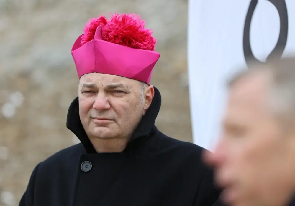 Kiedy biskup przechodzi na emeryturę? Zasady i ciekawostki o rezygnacji