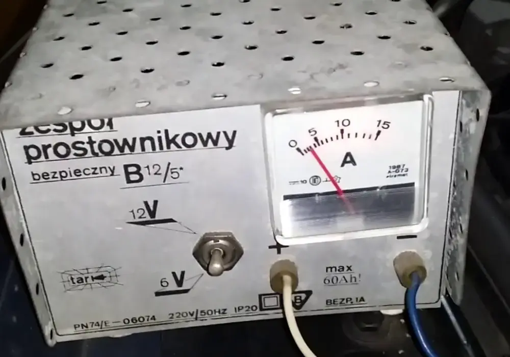 Jakie napięcie na prostowniku? Odkryj, jak obciążenie wpływa na wyniki