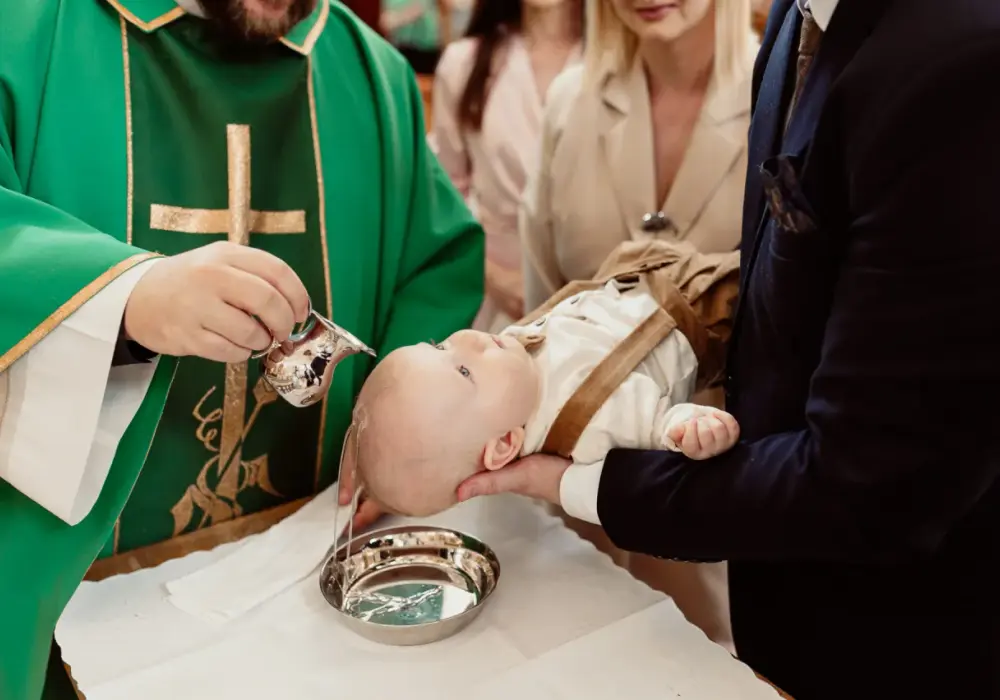 Ile trwa chrzest w kościele? Sprawdź czas ceremonii i przebieg