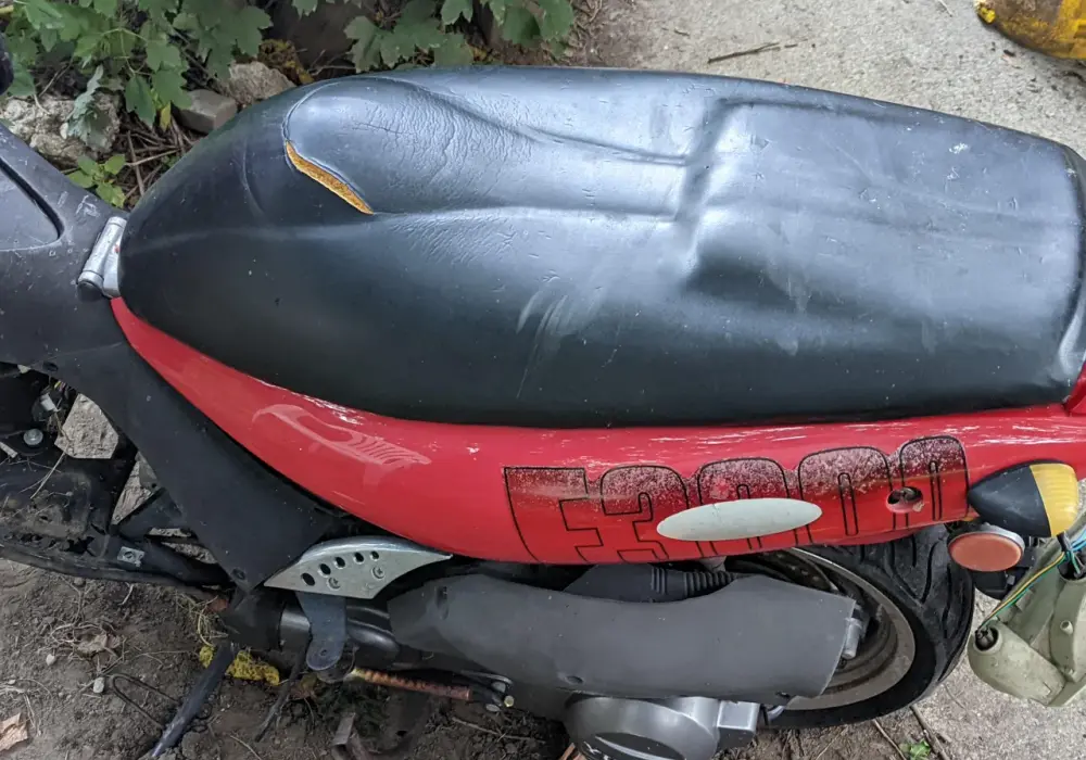 Jak otworzyć siedzenie w skuterze Peugeot? Sprawdzone metody