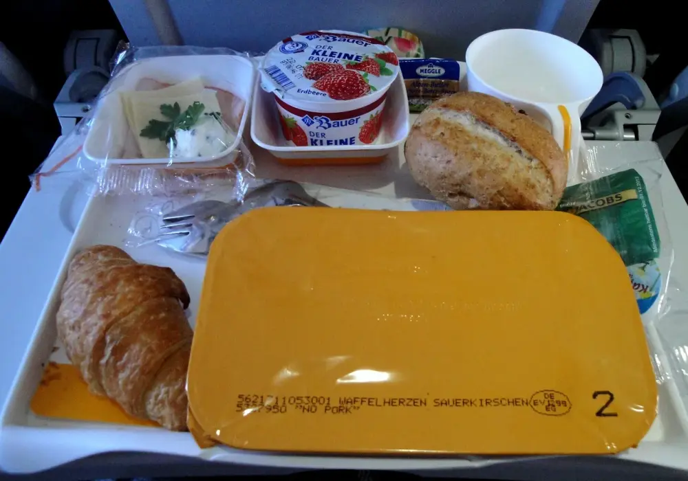 Przewóz słodyczy samolotem: zasady, limity i jak pakować