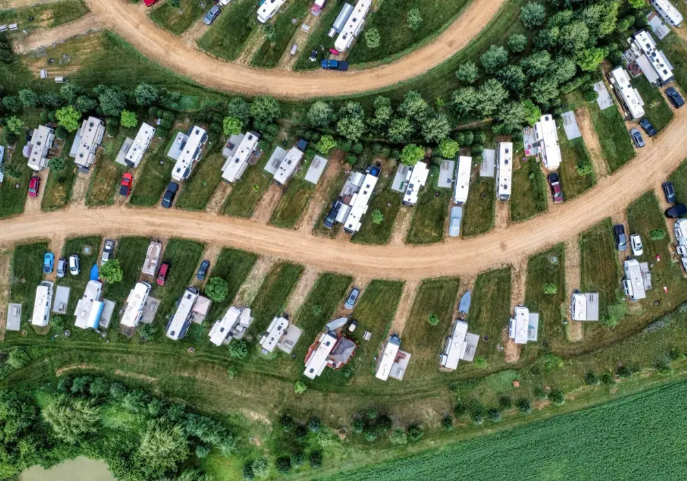 Czym jest parcela na kempingu i jak ją zarezerwować?