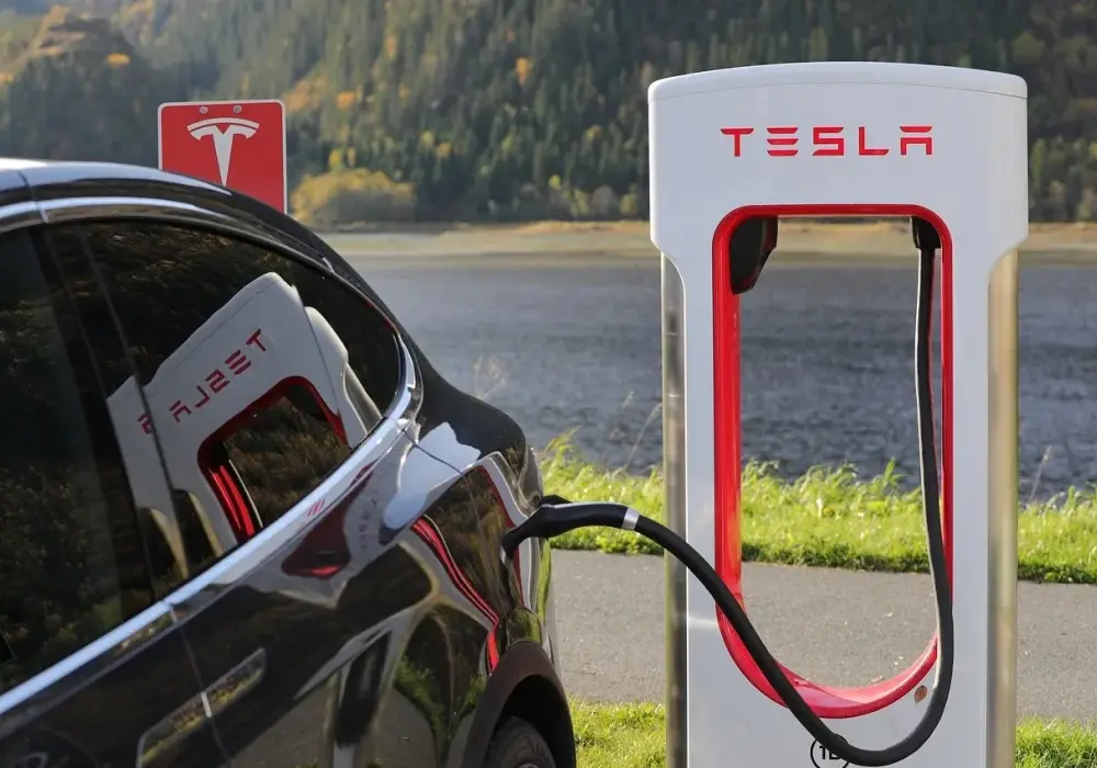Tesla potrzebuje benzyny? Wyjaśniamy, jak działa i ile kosztuje