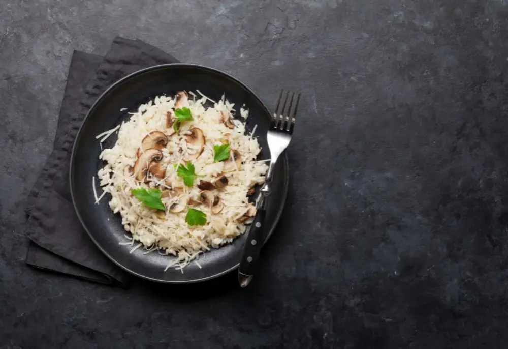 Ile bulionu do risotto? Kluczowe proporcje, które musisz znać
